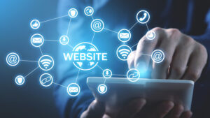 mempelajari konsep domain dan hosting melalui laptop.
