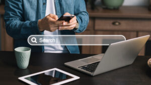 Tim SEO sedang memeriksa website yang tidak terindeks di Google melalui laptop.