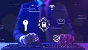 Tim IT sedang memeriksa keamanan SSL pada website bisnis melalui laptop.