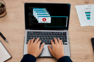 Tim IT sedang memeriksa error pada website di layar laptop.