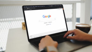 Laptop dengan tampilan Google, menggambarkan cara kerja web crawling pada website.