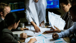 Tim profesional sedang berdiskusi strategi digital dan menganalisis data SEO untuk meningkatkan pendaftaran jamaah umroh.
