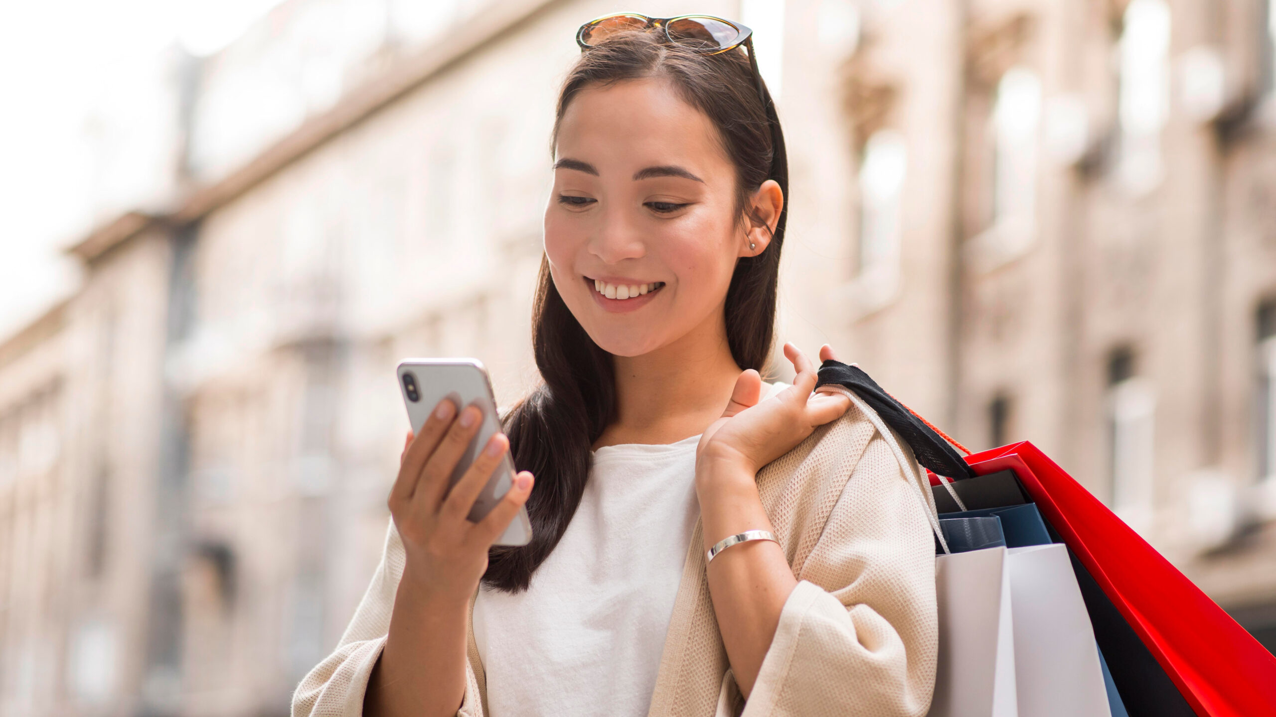 Orang sedang berbelanja online melalui smartphone sebagai ilustrasi tren belanja online di Indonesia 2025