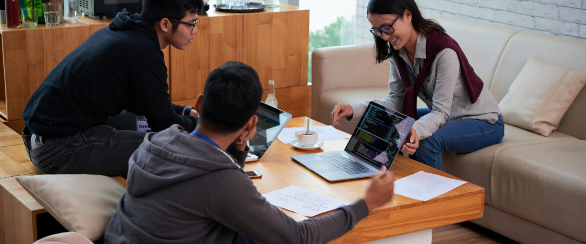 Kegiatanmenganalisis data web crawling dan web scraping di laptop