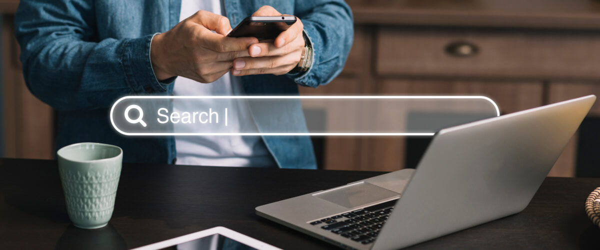 Tim SEO sedang memeriksa website yang tidak terindeks di Google melalui laptop 