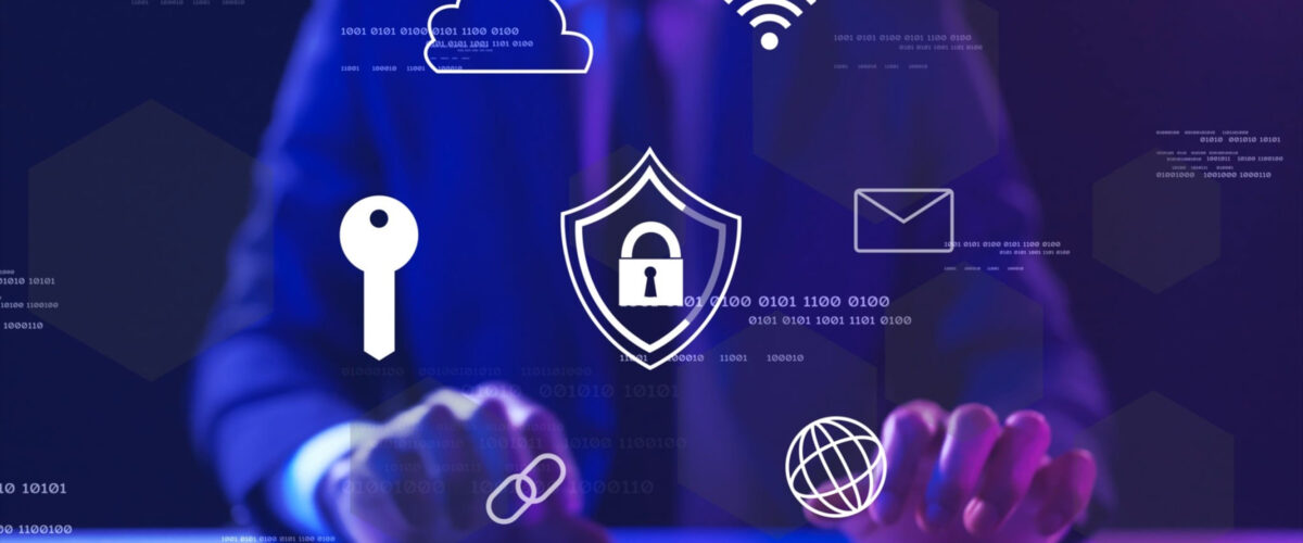 Tim IT sedang memeriksa keamanan SSL pada website bisnis melalui laptop 