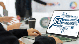 Tim digital marketing sedang bekerja dengan laptop yang menampilkan konsep SEO (Search Engine Optimization) untuk optimasi website agar cepat, aman, dan SEO-friendly.
