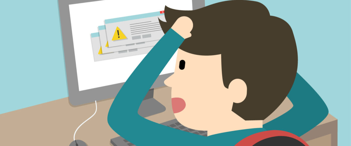 Tim SEO sedang memeriksa broken link pada website melalui laptop 