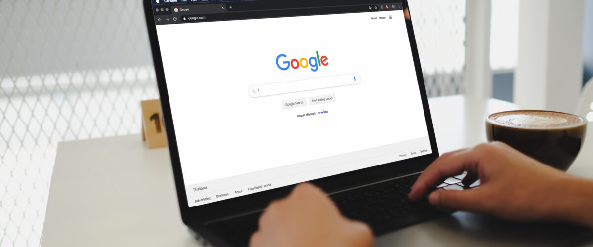 Laptop dengan tampilan Google, menggambarkan cara kerja web crawling pada website 