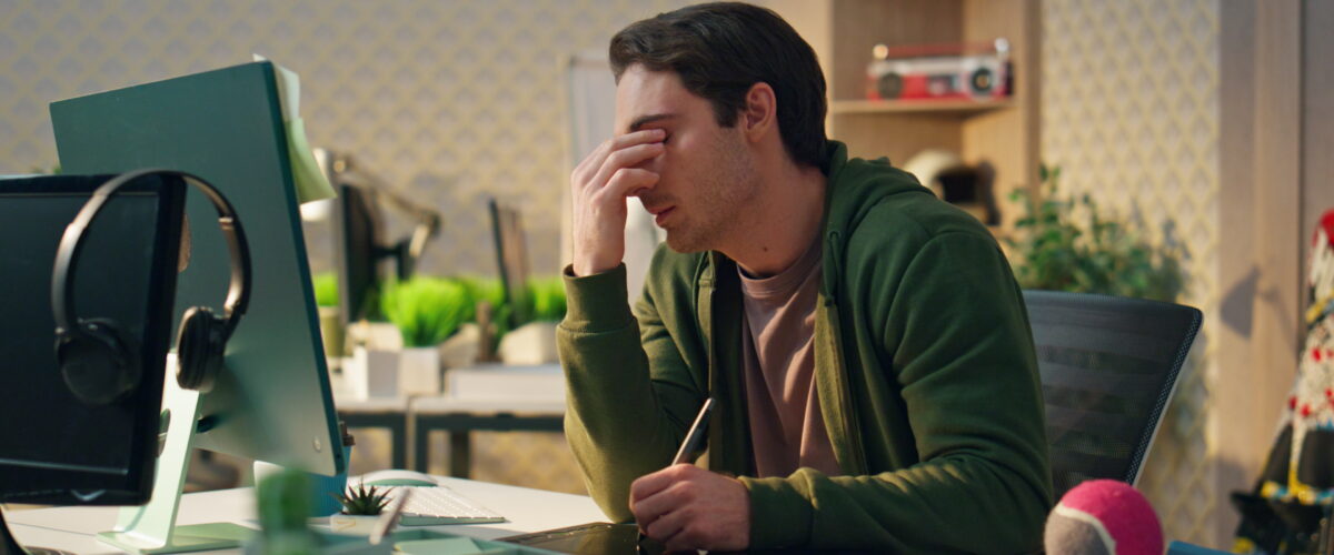 Seseorang tampak frustasi melihat laporan bounce rate website yang meningkat di layar laptop 