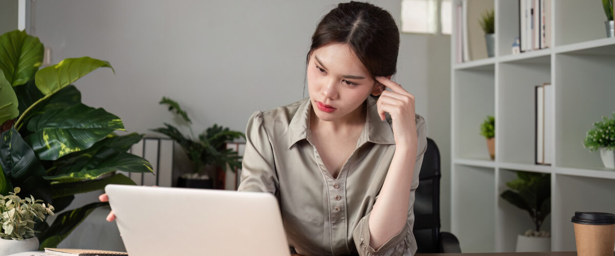 Tim marketing tampak kecewa karena landing page tidak berhasil menghasilkan penjualan 