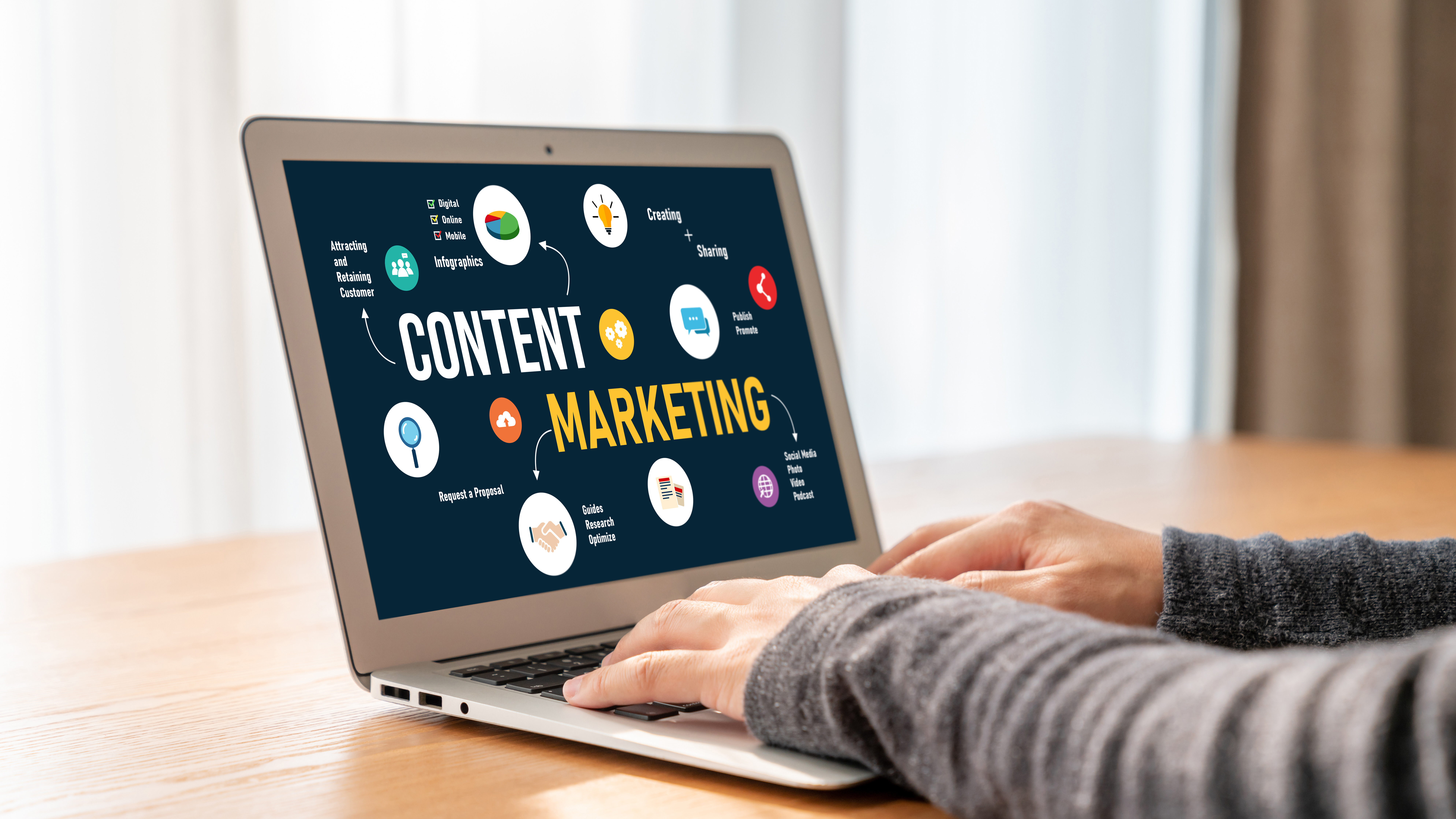 Tim kreatif sedang membuat konten TikTok untuk meningkatkan engagement brand dengan strategi content marketing.