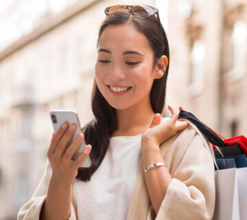 Orang sedang berbelanja online melalui smartphone sebagai ilustrasi tren belanja online di Indonesia 2025